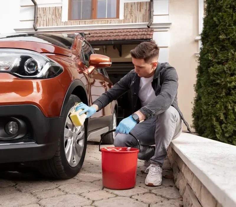 Lavage auto à domicile Willems : professionnel intervenant sur un véhicule